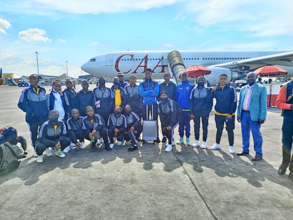 Équipe de football féminin de l'Institut UWEZO en action